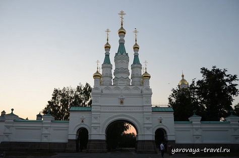 Саровские врата на фоне безоблачного неба.